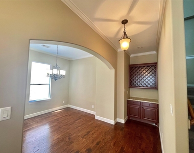219 W 27th Street - Photo Thumbnail 18