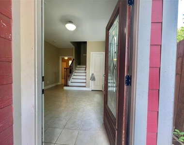 219 W 27th Street - Photo Thumbnail 6