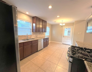 10014 Cedardale Drive - Photo Thumbnail 9
