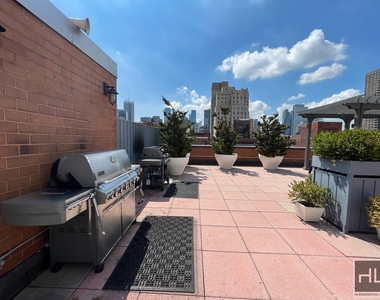 West 53 Street - Photo Thumbnail 3