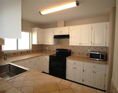 390 S Woodlands Drive - Photo Thumbnail 14