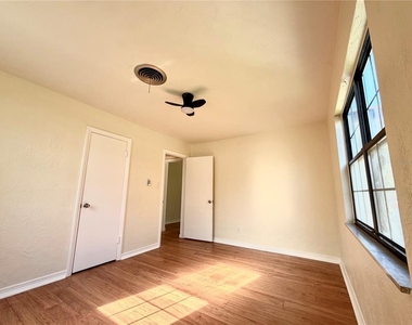 916 W Orient Street - Photo Thumbnail 8