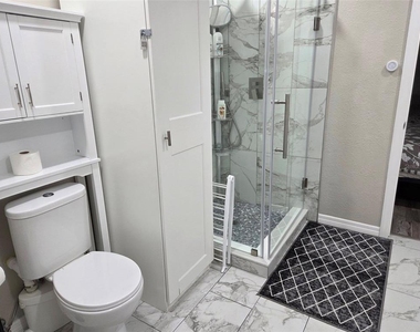 8024 Candlewoode Drive - Photo Thumbnail 9