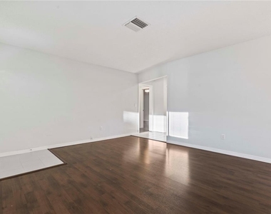 353 Shirley Avenue - Photo Thumbnail 6