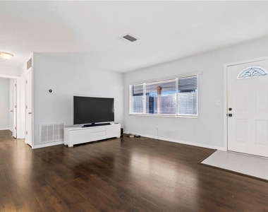 353 Shirley Avenue - Photo Thumbnail 4