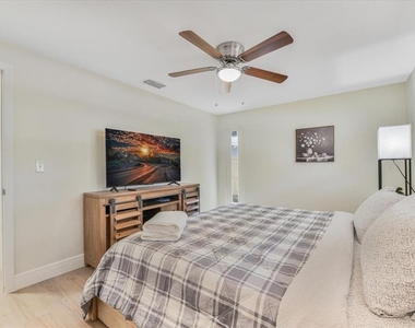 1114 La Salle Street - Photo Thumbnail 10