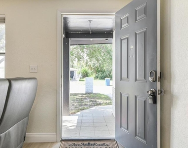 1114 La Salle Street - Photo Thumbnail 3