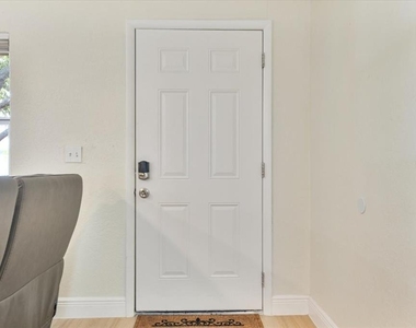 1114 La Salle Street - Photo Thumbnail 4