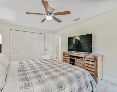 1114 La Salle Street - Photo Thumbnail 12