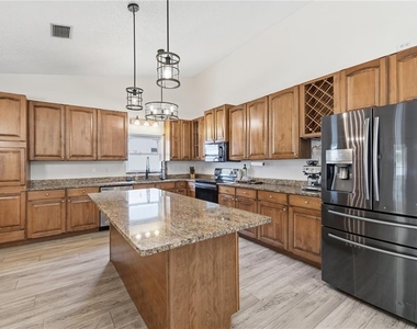 1570 Club Drive - Photo Thumbnail 7