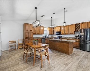 1570 Club Drive - Photo Thumbnail 5