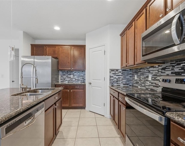 836 Cambridge Drive - Photo Thumbnail 10