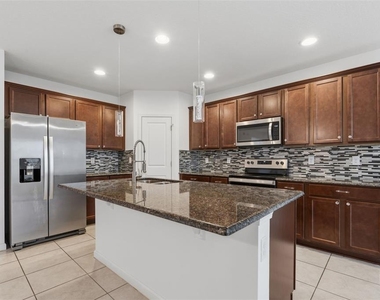 836 Cambridge Drive - Photo Thumbnail 7