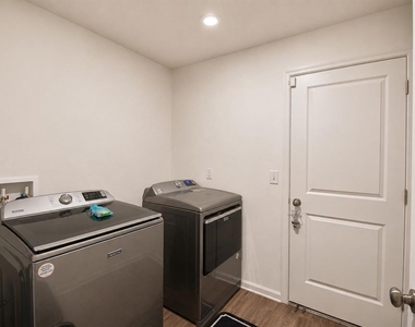 1201 Chester Avenue - Photo Thumbnail 9