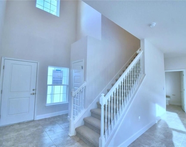 906 Sofia Lane - Photo Thumbnail 3