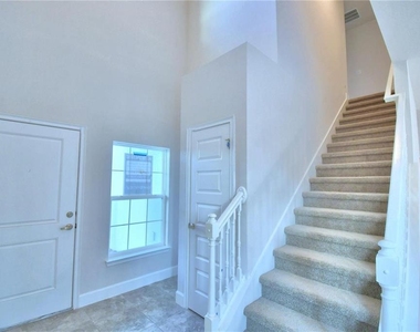 906 Sofia Lane - Photo Thumbnail 4