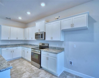 906 Sofia Lane - Photo Thumbnail 7