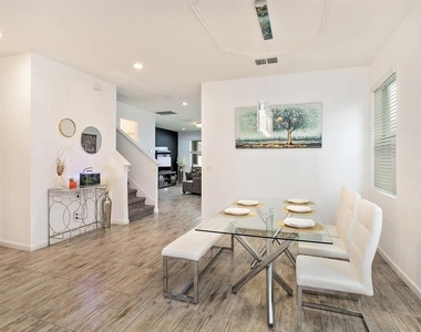 1324 Yorkdale Road - Photo Thumbnail 3