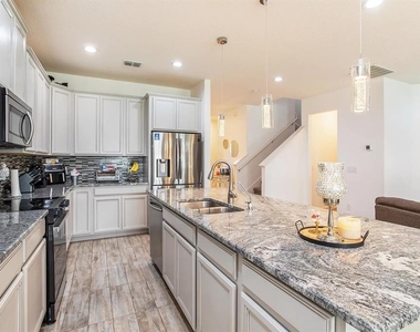 1324 Yorkdale Road - Photo Thumbnail 7
