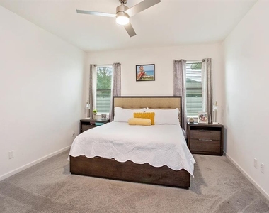 1324 Yorkdale Road - Photo Thumbnail 14