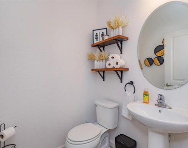 1324 Yorkdale Road - Photo Thumbnail 21