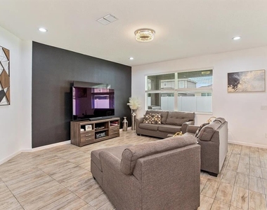 1324 Yorkdale Road - Photo Thumbnail 11