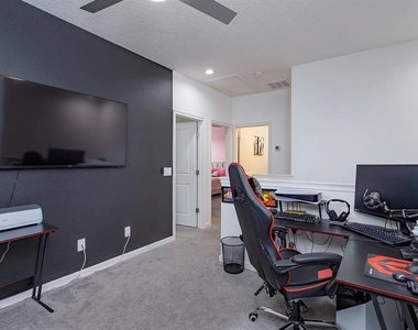 1324 Yorkdale Road - Photo Thumbnail 18