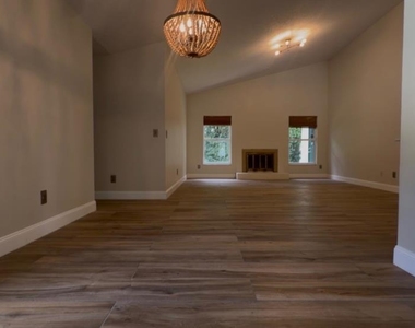 9115 Bay Side Court - Photo Thumbnail 4