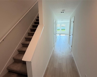 806 Lynx St - Photo Thumbnail 5