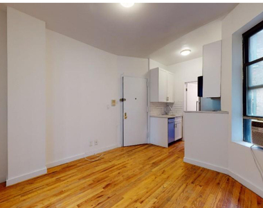 East 85th Street - Photo Thumbnail 3