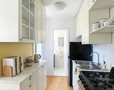 370 West 52nd Street - Photo Thumbnail 1