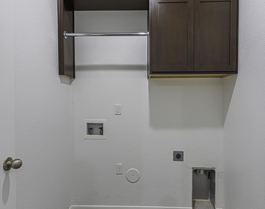 8820 Norton Street - Photo Thumbnail 4