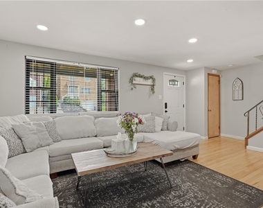 2338 Parklyn St - Photo Thumbnail 9