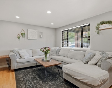 2338 Parklyn St - Photo Thumbnail 8