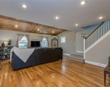 150 Seymour Street - Photo Thumbnail 5