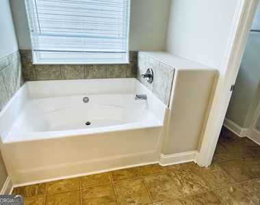 112 Leland Lane - Photo Thumbnail 8