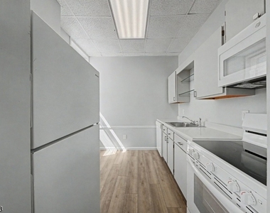 110 Cornelia St - Photo Thumbnail 9