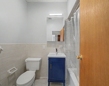 110 Cornelia St - Photo Thumbnail 6