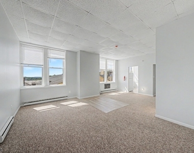 110 Cornelia St - Photo Thumbnail 3