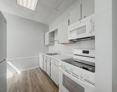 110 Cornelia St - Photo Thumbnail 10