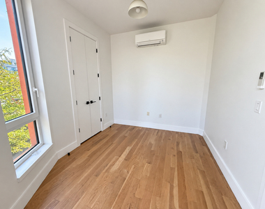 393 Meeker Avenue - Photo Thumbnail 6