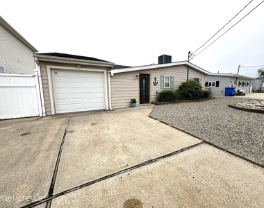63 Lawrence Drive - Photo Thumbnail 2