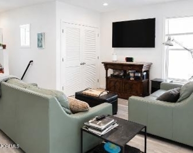 1016 5th Avenue - Photo Thumbnail 2