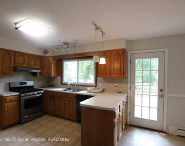 450 Redmond Avenue - Photo Thumbnail 3