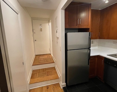 East 76 Street - Photo Thumbnail 6