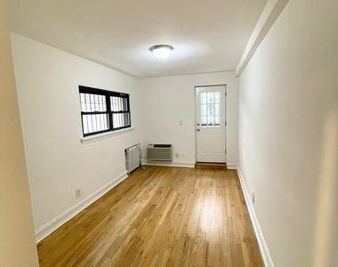 East 76 Street - Photo Thumbnail 3