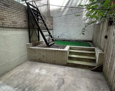 East 76 Street - Photo Thumbnail 12