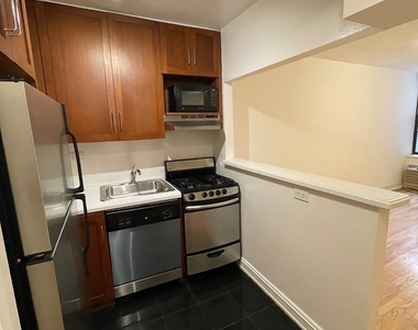 East 76 Street - Photo Thumbnail 7