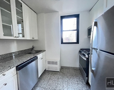 East 49 Street - Photo Thumbnail 2