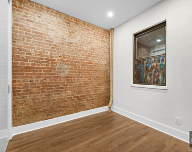 West 49 Street - Photo Thumbnail 4